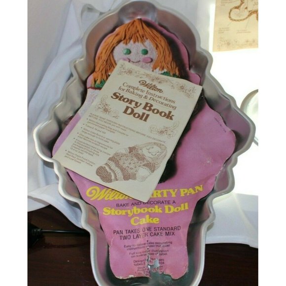 Set of 3 Wilton Cake Pans - Joey Smurf, Story Book Doll & Blue Wilton Cake Pans - Picture 4 of 6